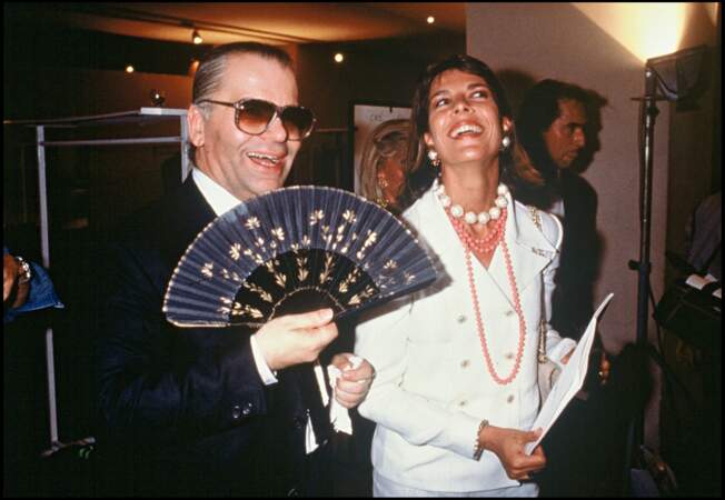 En 1990, la Princesse Caroline de Monaco (33 ans) et Karl Lagerfeld lors du défilé Chanel.