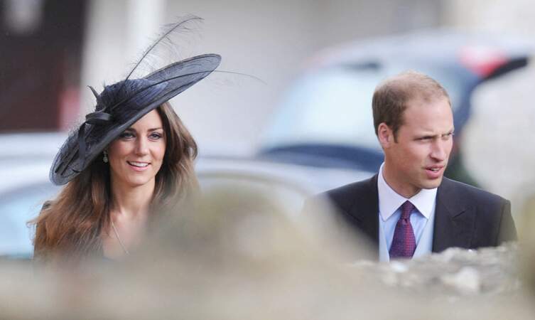 Kate Middleton (28 ans) avec un magnifique chapeau et le prince William lors d'un événement en 2010