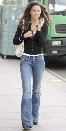 Kate Middleton (25 ans) en pleine balade dans les rues de Londres en 2007