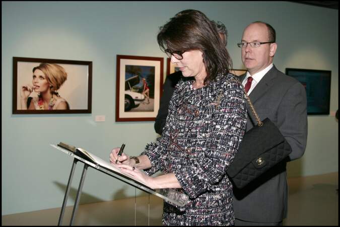 En 2010, la Princesse Caroline de Monaco (53 ans) et le Prince Albert II de Monaco visitent l'exposition Mirrors of the Magic Muse.