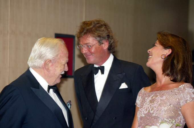 En 2002, la Princesse Caroline de Monaco (45 ans), le Prince Rainier et le Prince Ernst August de Hanovre au bal de la Croix Rouge.