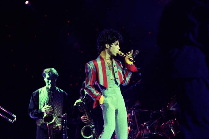 En 2020, les ventes d'albums de Prince ont rapporté 10 millions de dollars. Il est mort en 2016.