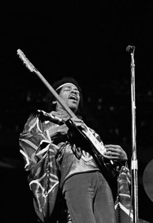 Jimi Hendrix est mort en 1970 et  a écoulé plus de 90 millions d'albums à titre posthume.