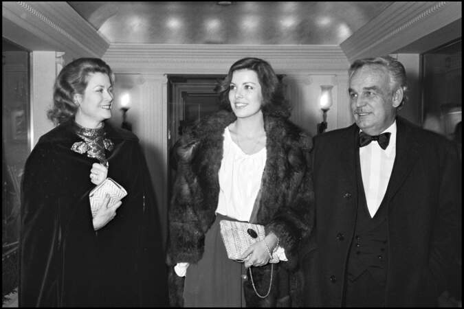 En 1977, la Princesse Caroline de Monaco (20 ans), la Princesse Grace et le Prince Rainier lors d'une soirée parisienne. 