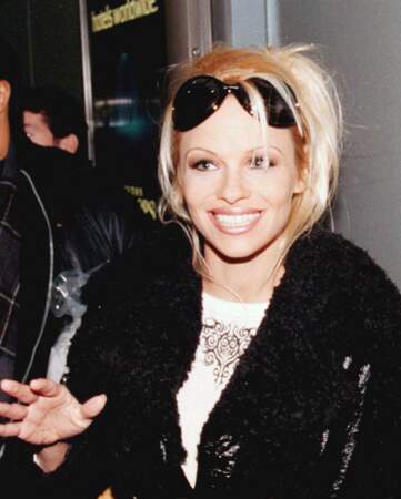 Pamela Anderson (30 ans) grand sourire avec un carré plongeant en 1997