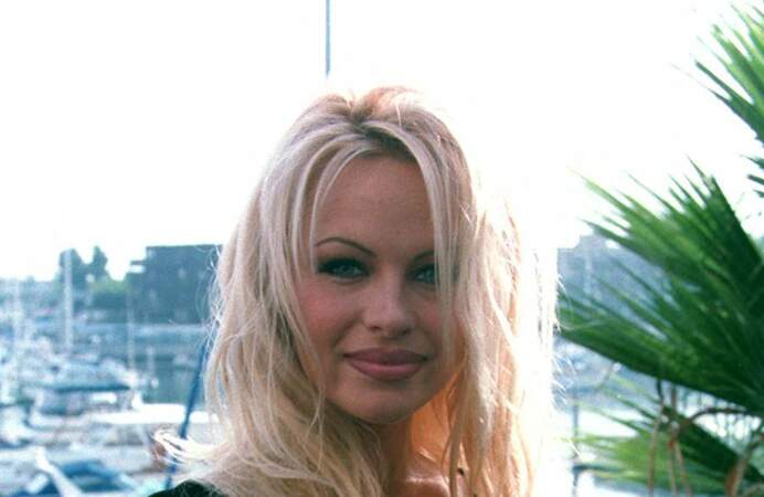 Pamela Anderson (27 ans) au 100e épisode de la série Alerte à Malibu à Los Angeles en 1994 