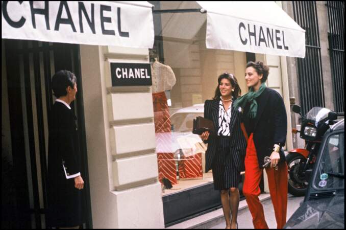 En 1985, la Princesse Caroline de Monaco (28 ans) et Ines De La Fressange devant la boutique Chanel à Paris. 