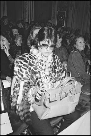 En 1982, la Princesse Caroline de Monaco (25 ans) lors d'un défilé de mode Emanuel Ungaro.