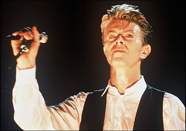 En 2020, les ventes annuelles de David Bowie ont rapporté 9,5 millions de dollars. Il est mort en 2016.