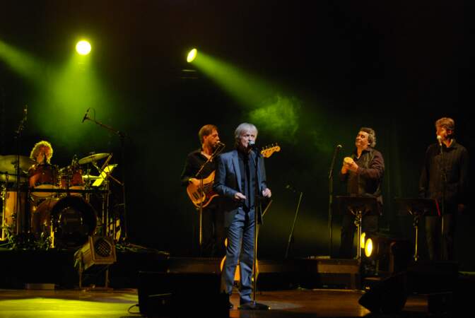 Dave (66 ans) lors de son concert sur la scène de l'Olympia à Paris en 2010