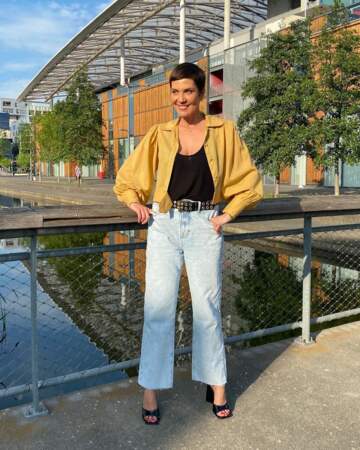 Cristina Cordula en jean large et maxi chemise à manches ballons