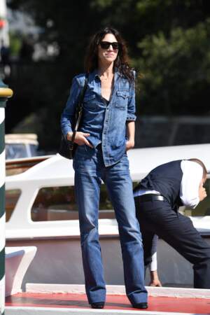 Charlotte Gainsbourg en total look denim avec son jean bootcut