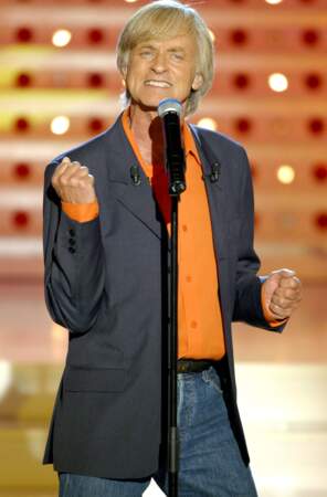 Dave (60 ans) donne un show sur le plateau de Vivement dimanche en 2004