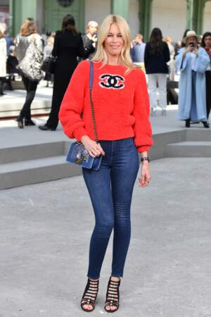 Claudia Schiffer en jean skinny bleu foncé
