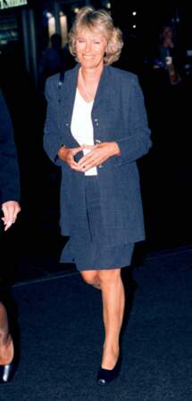 Camilla Parker-Bowles (52 ans) en tailleur bleu canard en 1999