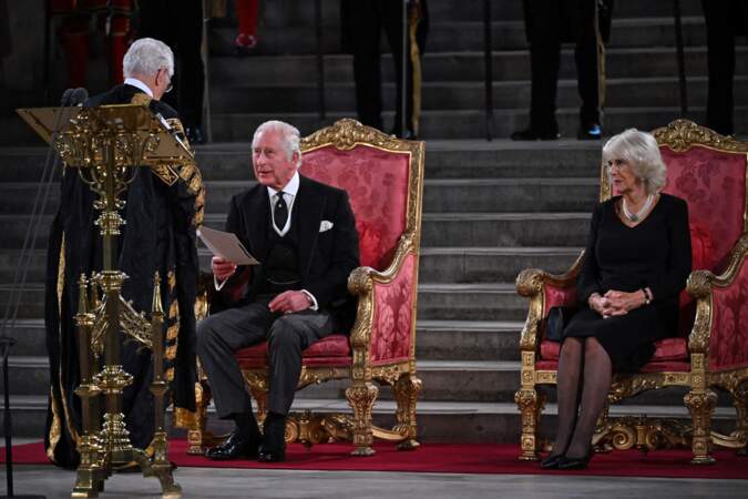 Camilla Parker-Bowles (75 ans) vêtue d'une robe noire pour une cérémonie de condoléances à Westminster Hall à Londres en l'honneur de la reine Elizabeth II en 2022