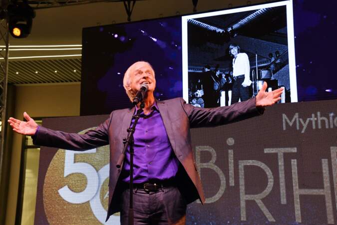 Dave (75 ans) en concert surprise durant la célébration des 50 ans du centre commercial CAP3000 le 21 novembre 2019