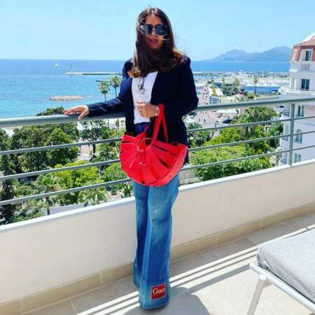 Salma Hayek avec un jean flare taille haute