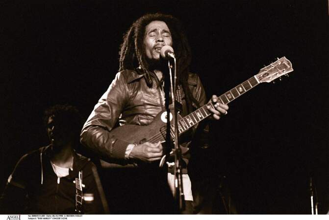 Bob Marley a réussi à rendre la musique reggae populaire auprès du grand public dans les années 70 avec des succès comme No Woman, No Cry, I Shot the Sheriff et Could You Be Loved