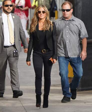 Jennifer Aniston en slim et total look noir