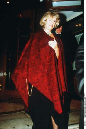 Camilla Parker-Bowles avec un long châle (48 ans) après une soirée à l'hôtel du Ritz à Londres en 1995