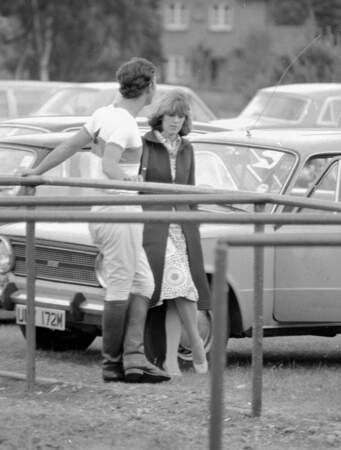 Camilla Parker-Bowles et le prince Charles en 1975 lors d'un match de polo à Windsor. Elle a 28 ans, il a 27 ans