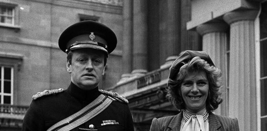 Camilla Parker-Bowles (37 ans) et son mari Andrew Parker-Bowles en 1984 à Buckingham Palace