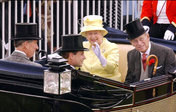 En 2003, la reine Elizabeth II (77 ans) et le prince Charles (51 ans) lors de l'inauguration de la course Royal Ascot.