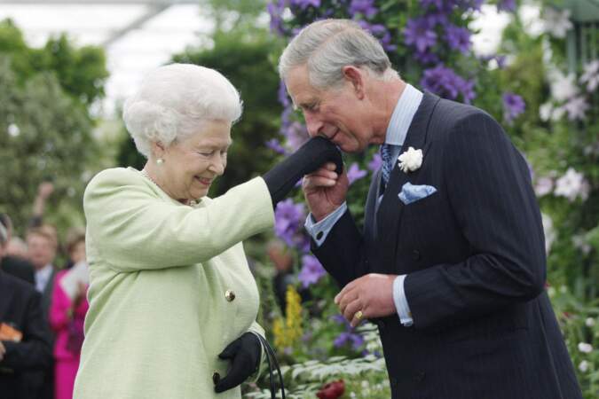 En 2009, la reine Elizabeth II (83 ans) et le prince Charles (57 ans) lors du Chelsea Flower Show à Londres.