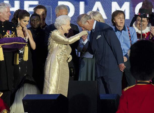 En 2012, la reine Elizabeth II (85 ans) et le prince Charles (55 ans) lors du Jubilé de diamant célébrant les 60 ans de règne de la reine.
