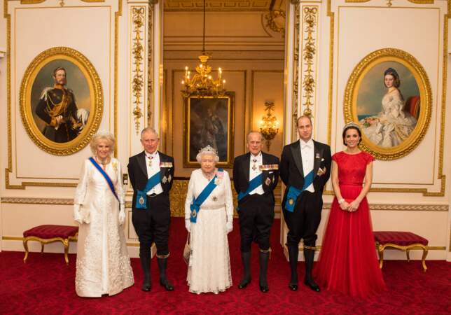 En 2016, la reine Elizabeth II (90 ans) et le prince Charles (64 ans) lors d'une réception diplomatique à Buckingham Palace.