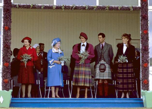 En 1986, la reine Elizabeth II (60 ans) et le prince Charles (34 ans) assistent aux jeux des Highlands en Ecosse.