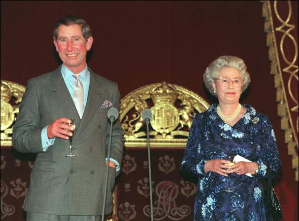 En 1998, la reine Elizabeth II (74 ans) et le prince Charles (46 ans) lors d'une célébration à Buckingham Palace.