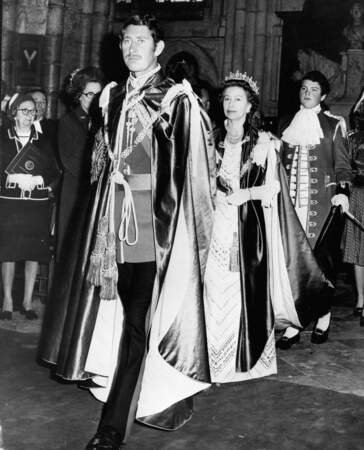 En 1975, la reine Elizabeth II (49 ans) et le prince Charles (22 ans) lors de la cérémonie d'installation du prince de Galles comme Grand Maître.