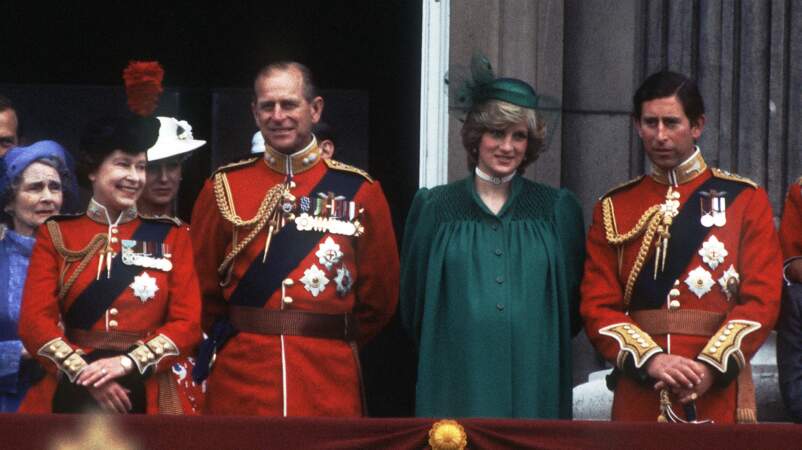 En 1982, la reine Elizabeth II (56 ans), le prince Charles (29 ans) et sa fiancée Lady Diana enceinte sur le balcon de Buckingham Palace.