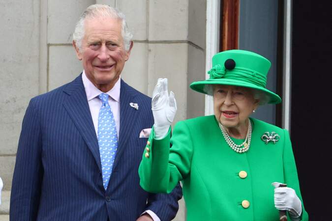 En 2022, la reine Elizabeth II (96 ans) et le prince Charles (70 ans) lors du Jubilé de Platine célébrant les 70 ans de règne de la reine.