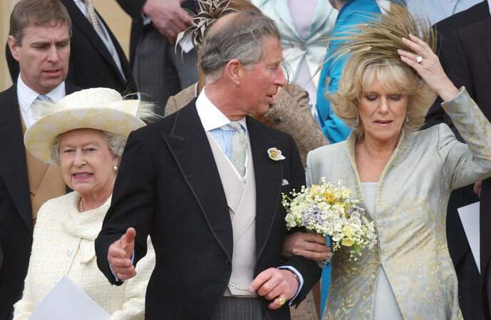 En 2005, la reine Elizabeth II (83 ans) et le prince Charles (53 ans) lors de son mariage avec Camilla Parkers Bowles au château de Windsor.