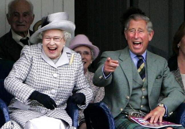 En 2006, la reine Elizabeth II (80 ans) et le prince Charles (54 ans) assistent aux jeux des Highlands en Ecosse.