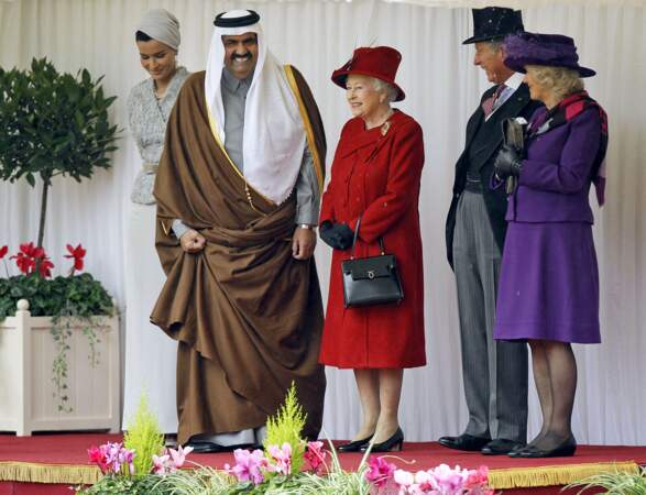 En 2010, la reine Elizabeth II (84 ans) et le prince Charles (54 ans) accueillent l'Emir du Qatar Sheik Hamad Bin Khalifa Al Thani au château des Windsor.
