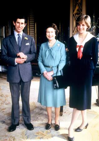 En 1981, la reine Elizabeth II (55 ans), le prince Charles (31 ans) et sa fiancée Lady Diana prennent la pose à Buckingham Palace.