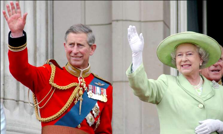 En 2002, la reine Elizabeth II (75 ans) et le prince Charles (45 ans) lors de la cérémonie Trooping the Colour à Buckingham Palace. 
