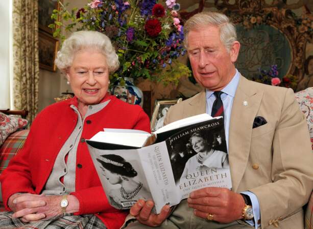 En 2009, la reine Elizabeth II (83 ans) et le prince Charles (53 ans) dans leur résidence de Birkhall en Ecosse.