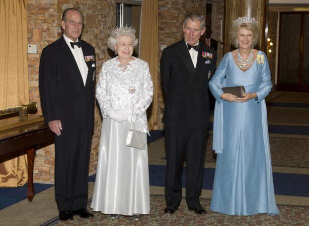 En 2007, la reine Elizabeth II (81 ans) et le prince Charles (55 ans) au dîner des dirigeants du Commonwealth en Uganda.