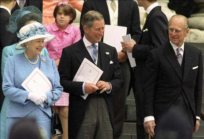 En 2000, la reine Elizabeth II (74 ans) et le prince Charles (48 ans) célèbrent le centenaire de la mère de la reine à la Cathédrale de St-Paul.