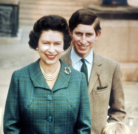 En 1980,  la reine Elizabeth II (54 ans) et le prince Charles (27 ans) prennent la pose devant Buckingham Palace.