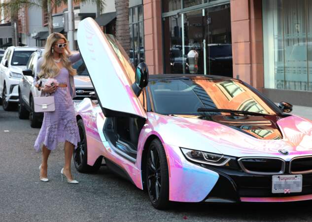 Paris Hilton devant sa BMW i8, estimée à plus de 140 000 €