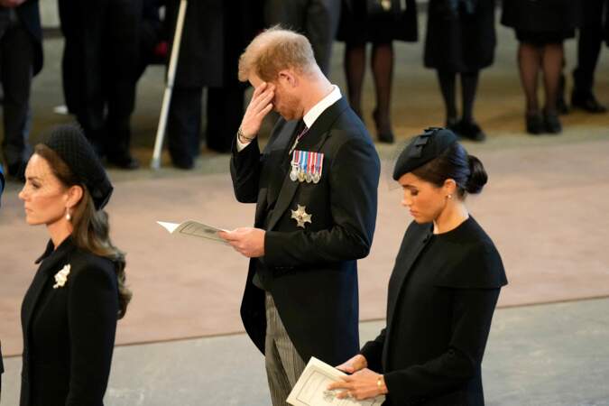 Recueillement devant le cercueil de la reine Elizabeth II : Kate Middleton, Meghan Markle et le prince Harry