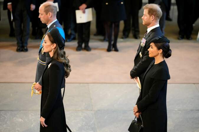 Recueillement devant le cercueil de la reine Elizabeth II : Kate Middleton et le prince William puis Meghan Markle et le prince Harry