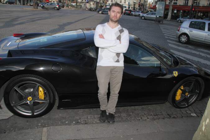 L'ex petit-ami de Loana Fred Cauvin devant sa Ferrari 458