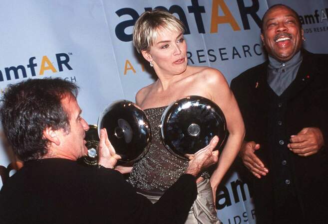 Robin Williams, Sharon Stone (41 ans) et Quincy Jones lors d'un gala en 1999